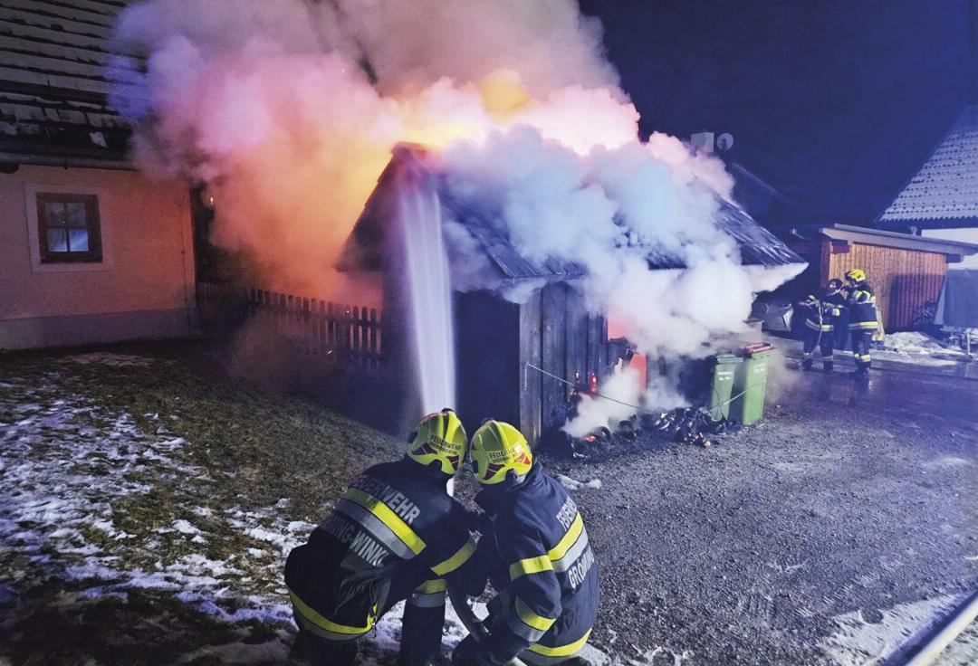 In Gröbming-Winkl brannte eine Holzhütte. Foto: FF Gröbming-Winkl In Gröbming-Winkl brannte eine Holzhütte. Foto: FF Gröbming-Winkl