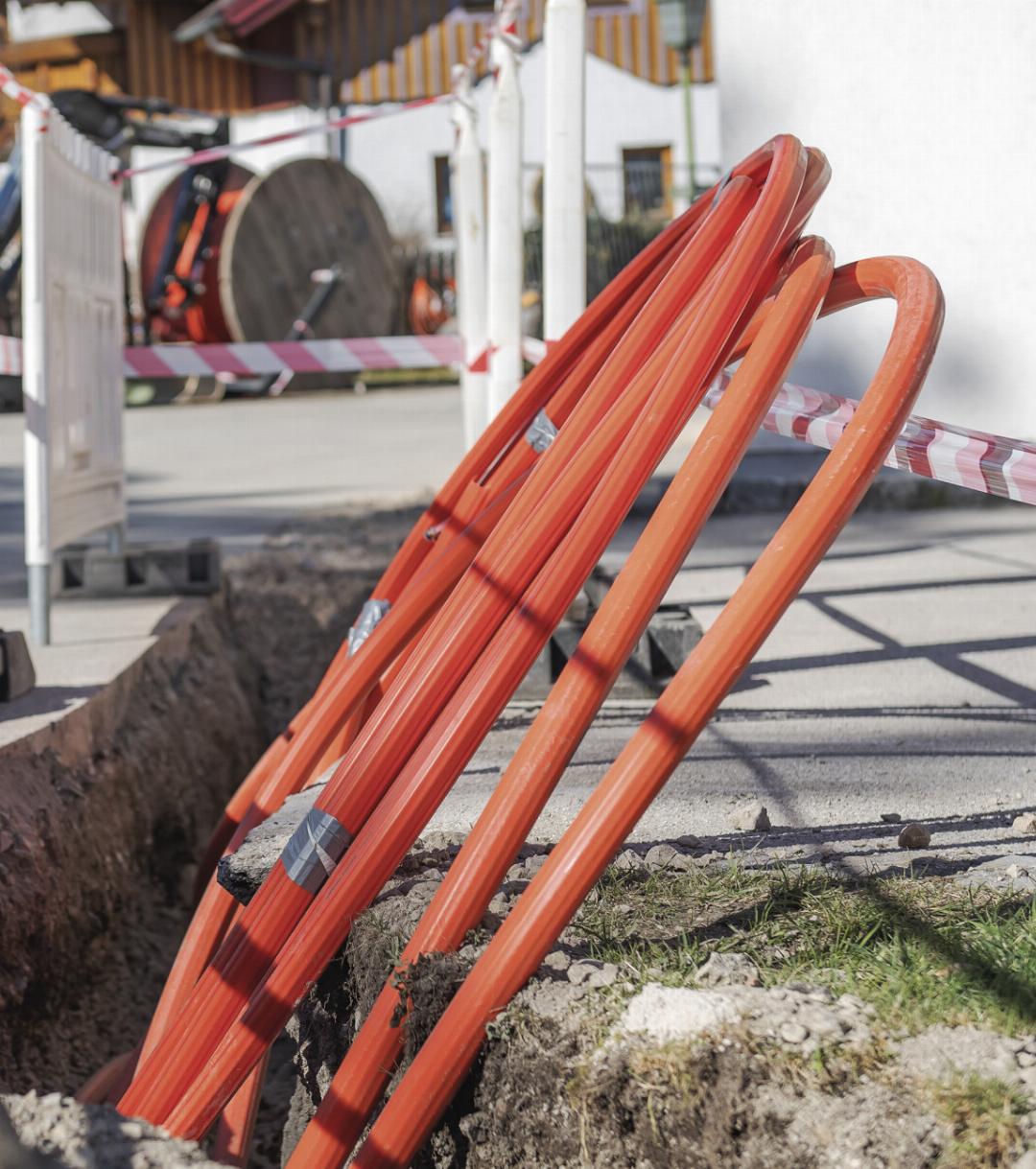 1600 Kilometer Kabel müssen unter die Erde, um knapp 90 Prozent aller Haushalte mit schnellem Glasfaser-Internet versorgen zu können. 1600 Kilometer Kabel müssen unter die Erde, um knapp 90 Prozent aller Haushalte mit schnellem Glasfaser-Internet versorgen zu können.