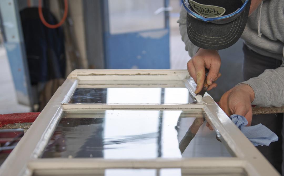 Neben Privatkunden beliefert die Schlosserei unzählige Handwerker. Die Werkstücke gehen auch über die Bundesgrenzen hinaus. Neben Privatkunden beliefert die Schlosserei unzählige Handwerker. Die Werkstücke gehen auch über die Bundesgrenzen hinaus.