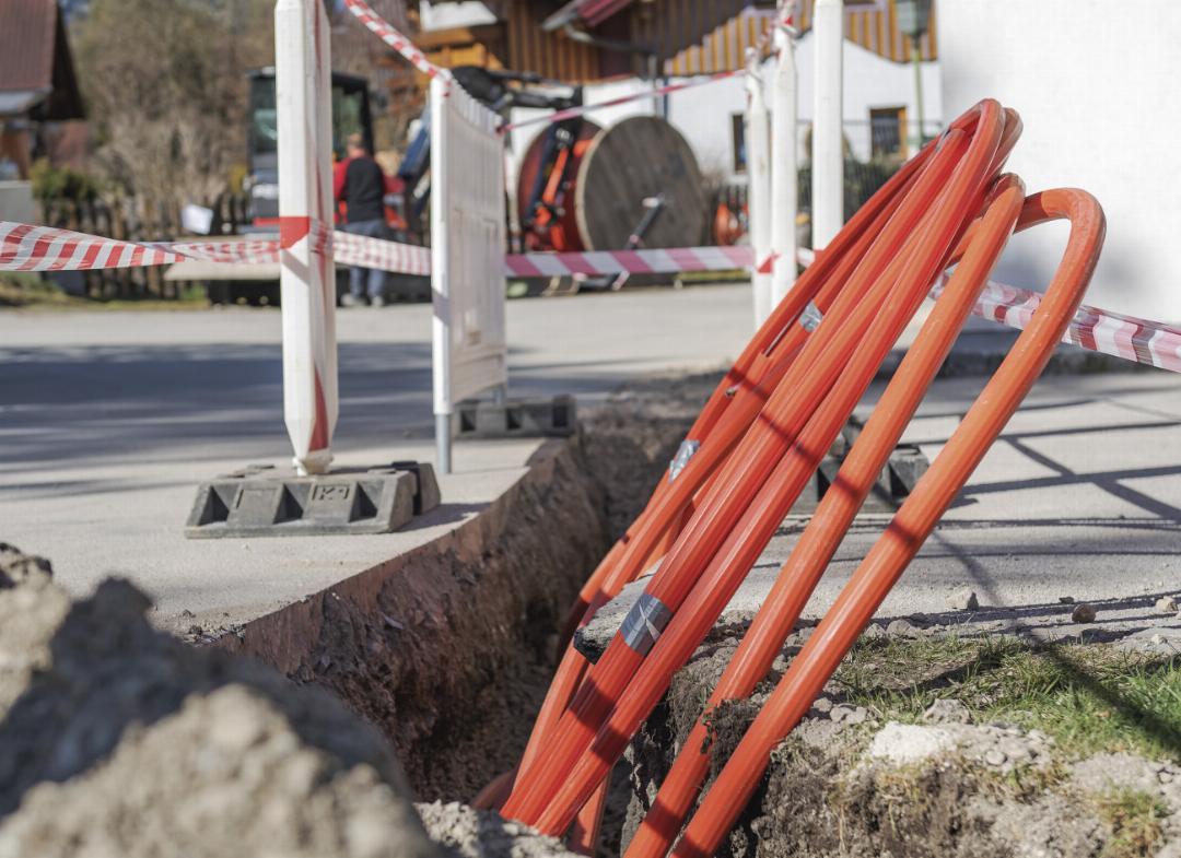 Der Glasfaserausbau im Bezirk Liezen schreitet voran. Derzeit sind rund 60 Prozent der Grabungen fertiggestellt. Laut neuem Zeitplan soll das Projekt Mitte 2028 abgeschlossen sein.
Foto: Ennstaler Der Glasfaserausbau im Bezirk Liezen schreitet voran. Derzeit sind rund 60 Prozent der Grabungen fertiggestellt. Laut neuem Zeitplan soll das Projekt Mitte 2028 abgeschlossen sein.
Foto: Ennstaler