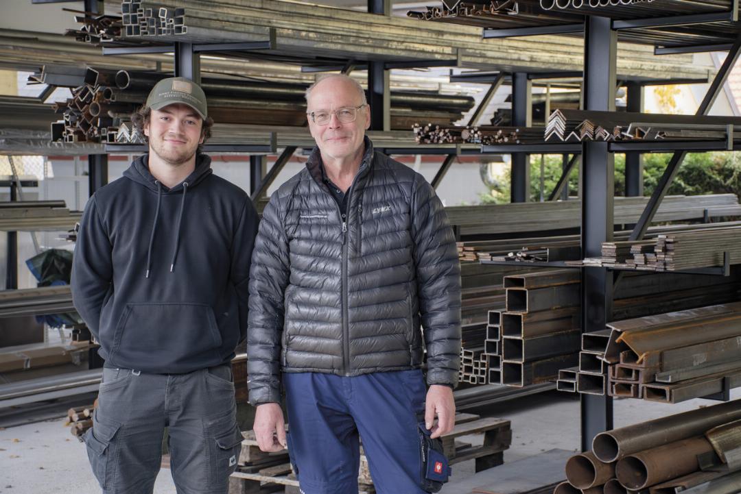 Johann Peyrer (rechts) führte die Schlosserei vierzig Jahre lang. Sohn Johannes übernahm zusätzlich die Glaserei seines Onkels. Johann Peyrer (rechts) führte die Schlosserei vierzig Jahre lang. Sohn Johannes übernahm zusätzlich die Glaserei seines Onkels.