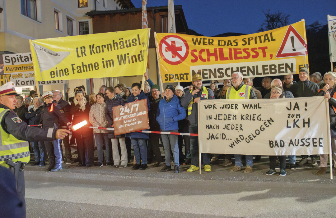 Zwiegespalten: Rund 250 Demonstranten empfingen die Abordnung des Landes Steiermark. Einerseits forderten sie den Vollerhalt des LKH Bad Aussee, andererseits die Wiederaufnahme der Leitspitalspläne.
Fotos: Ennstaler Zwiegespalten: Rund 250 Demonstranten empfingen die Abordnung des Landes Steiermark. Einerseits forderten sie den Vollerhalt des LKH Bad Aussee, andererseits die Wiederaufnahme der Leitspitalspläne.
Fotos: Ennstaler