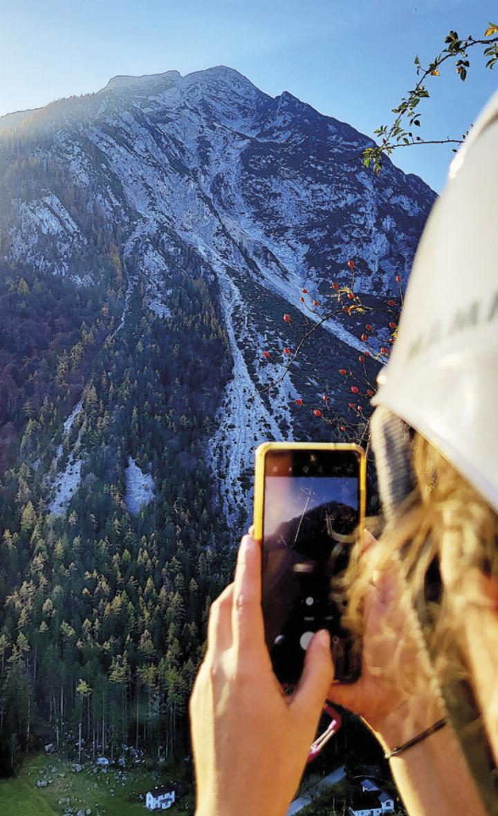 Tamara Micke aus Leoben nutzte das Herbstwetter, um mit einer Freundin an der Burgstallkante zu klettern. Dabei fotografierte sie ihre Freundin beim Fotografieren des vis-à-vis gelegenen Grimmings.