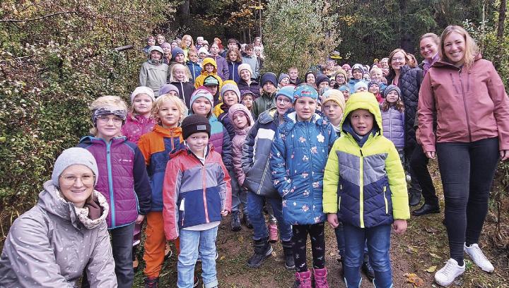 Kinder der Volksschule mit Lehrerinnen und Bürgermeisterin Veronika Grill (rechts). Foto: o.K.