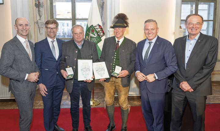 V.l.n.r: Wirtschaftslandesrat Willibald Ehrenhöfer, Planai-GF Peter Weichbold, die Geehrten Erwin Höflehner und Johann Perner, Landeshauptmann Mario Kunasek, ehem. GF Georg Bliem. Foto: Fischer