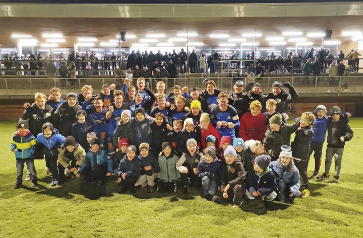 Die Mannschaft des FC Schladming jubelte mit zahlreichen jungen Fans zum Saisonabschluss über einen 2:1-Sieg gegen Köflach. Foto: FCS