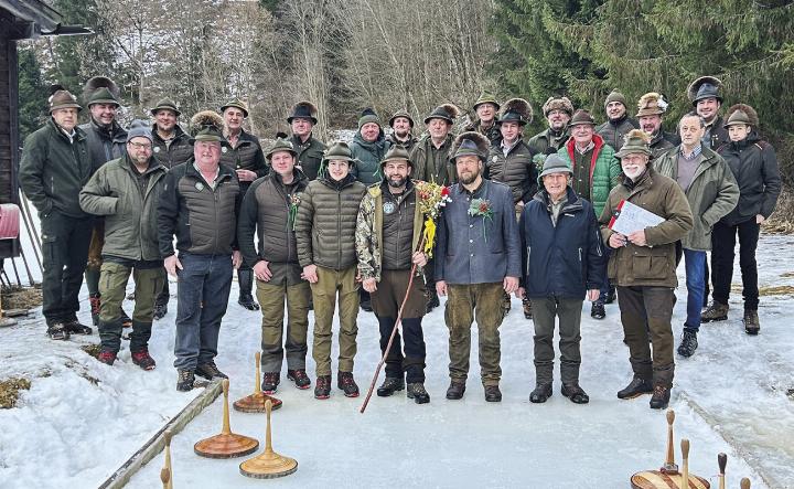 Die Jäger des Zweigvereins Gröbming stellten auf der Eisbahn ihre Treffsicherheit unter Beweis.