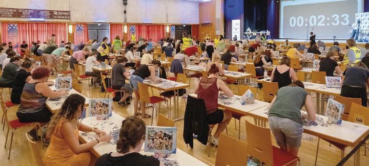 Die Wettkämpfe nähern sich: Wer schafft es, ein streng geheimes Puzzlemotiv mit 500 Teilen am schnellsten zusammenzustellen? Foto: © Ravensburger