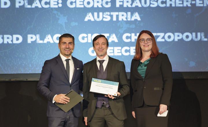 Georg Frauscher-Emler (Mitte) bei der Verleihung des zweiten Platzes des „JA Europe Teacher of the Year Award 2024“. Foto: JA Europe