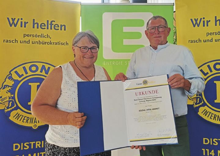 Die Leiterin des Sozial-Vital-Marktes, Regina Höfer, und ihr ehrenamtlicher Mitarbeiter Gerhard Sprung nahmen die Auszeichnung entgegen.

Foto: Lions