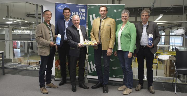 Kammersekretär Herwig Stocker, LG-Vorstandsvorsitzender Markus Gerharter, Kammerobmann Peter Kettner, Bezirksbäuerin Viktoria Brandner und LG-Aufsichtsratsvorsitzender Andreas Radlingmaier (von li.) sprachen über die wirtschaftliche Lage in der Milchproduktion und Milchverarbeitung im Bezirk Liezen.