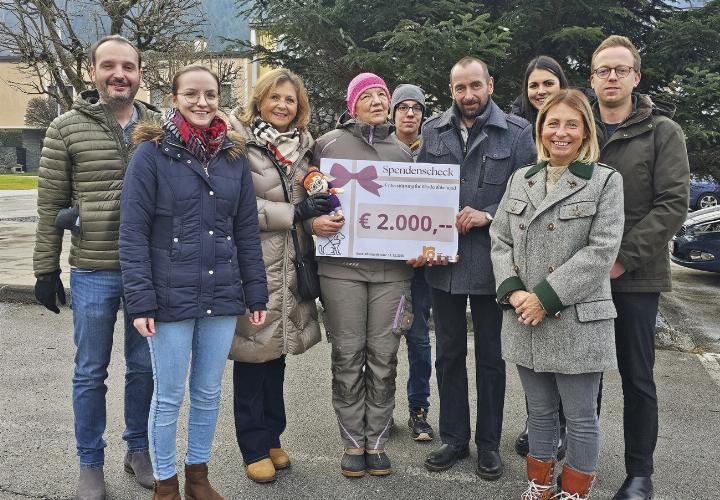 Philipp Neuhold, Lisa Göpfhart, Gabi Platzer (Lions Club Anasia), Barbara Buder, Jasmin Buder, Manfred Butter, Kathrin Hansmann, Kerstin Leitner und Thomas Luidold bei der Spendenübergabe in Trieben.

Foto: textsinn.at