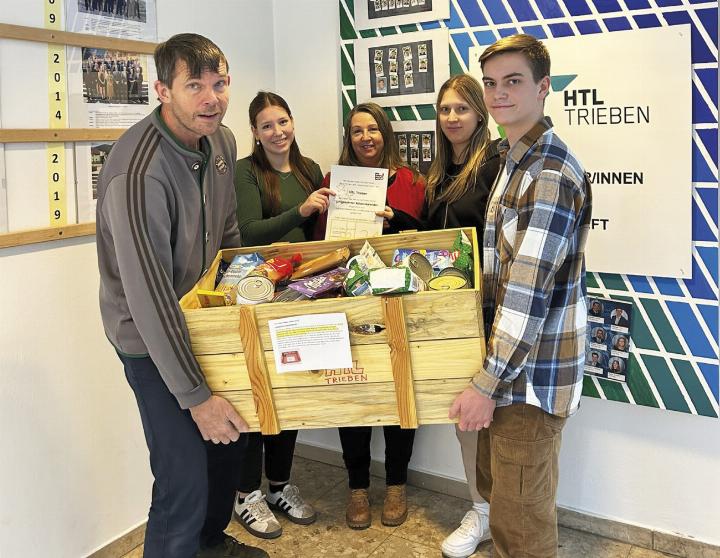 Schwer zu tragen hatten die Mitwirkenden der HTL Trieben, eine jener Schulen, die am „umgekehrten Adventkalender“ teilnahm. Foto: Caritas