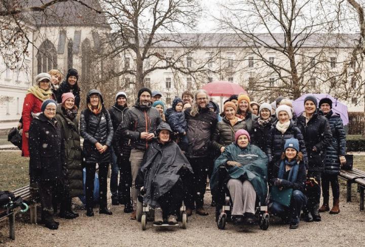 Mit Rollstuhl, Rollator und Kinderwagen durch Admont: Teilnehmer des Frauenrundgangs zeigen auf, wo der Alltag noch Hürden bereithält. 
Foto: Pölzgutter