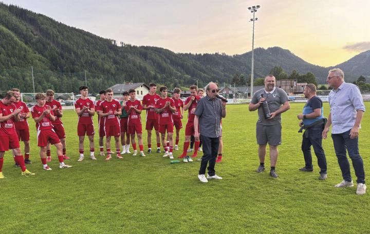 Der Vorstand und die Spieler des TUS Gröbming verabschiedeten Trainer Nico Tokic gebührend. Foto: TUS Gröbming