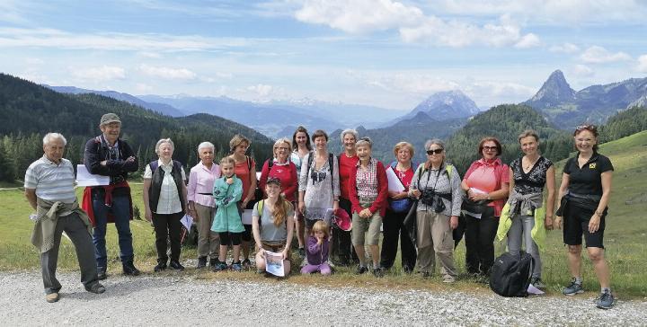 Singen inmitten der alpinen Bergwelt. Herta Eder (rechts) lädt zur nächsten Almliederwanderung.