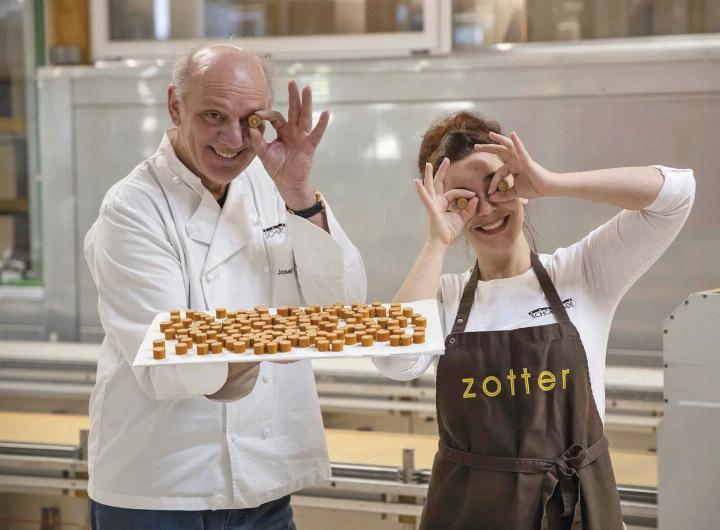 Julia Zotter ist neben zahlreichen anderen Speakern beim „Burning Hen“ dabei. Sie erzählt, wie mutige Ideen weltweit überzeugen können und wie eine Betriebsübergabe zum Zuckerschlecken wird. Foto: Marcel Pail