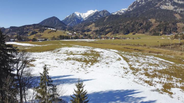 11 Hektar sind in Weißenbach bei Haus als Vorrangzone für Solarenergie ausgewiesen. Während ein Bauernhof die Weiden weiterhin landwirtschaftlich nutzt, stellen zwei weitere Grundstückseigentümer ihre Flächen für die Errichtung einer Photovoltaik-Anlage zur Verfügung. 
Foto: Ennstaler