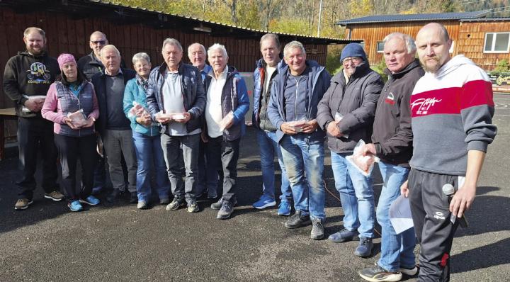 Die erstplatzierten Mannschaften mit Sektionsleiter Kevin Rehrl (r.).