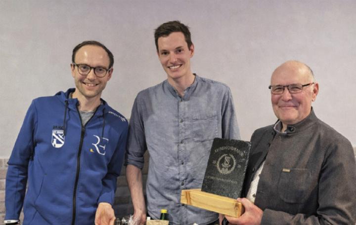 Von links: Alex Jagersberger (Sektionsleiter-Stellvertreter und Sportlicher Leiter), Gregor Köberl (Sektionsleiter), Christian Ruhdorfer sen. (Ehrenobmann der Sektion Tennis).

Forto: o.K.