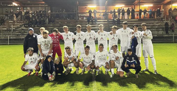 Die Mannschaft des ATV Irdning jubelte mit ihren Fans nach dem mehr als wichtigen 2:1-Sieg gegen Zeltweg. Foto: ATV Irdning