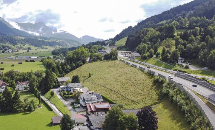 An dem steilen Grundstück direkt an der B 320 möchte ein Bauwerber einen Hotelkomplex und Apartmenthäuser mit insgesamt mehr als 400 Betten sowie eine Tiefgarage errichten.Die Marktgemeinde Haus erteilt dem Projekt an der Augasse eine Absage. Foto: Ennstaler