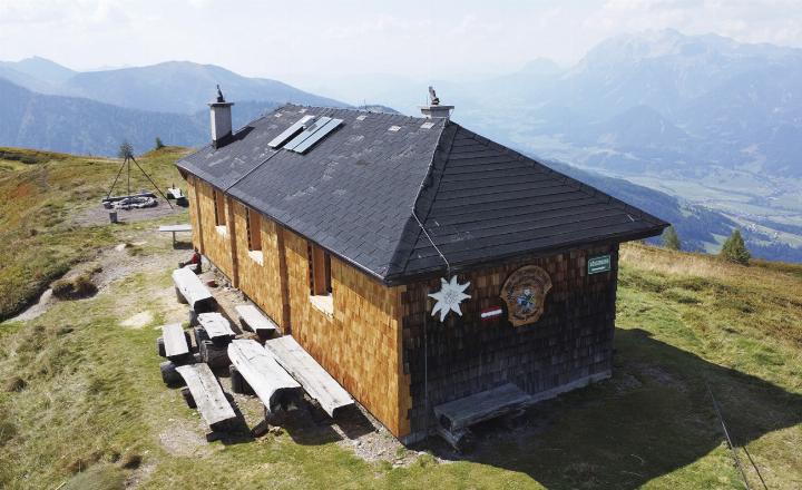 Die generalsanierte Pleschnitzzinkenhütte, steht seit fast hundert Jahren an diesem Ort. Foto: ÖAV Pruggern