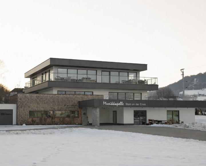 Schaffung von Wohnraum ohne Bodenversiegelung. Eine Aufstockung war dank Flachdach mit überschaubaren Mitteln möglich.