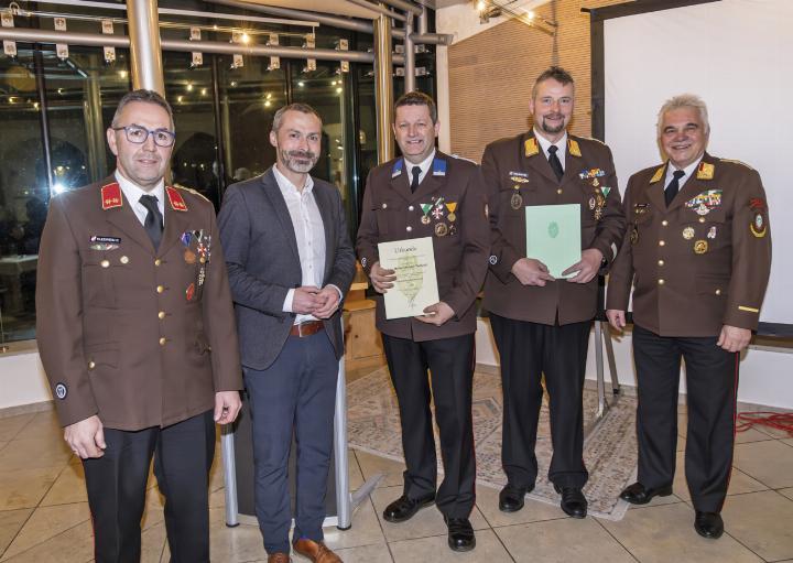 Überreichung der Steirischen Katastrophenhilfe-Medaille in Silber bei der FF Hall: OBI Rudolf Kleewein, Bgm. Christian Haider, LM d.V. Ing. Byörn Tschinkl, ABI Roland Rohrer und E-ABI Peter Mayer.
