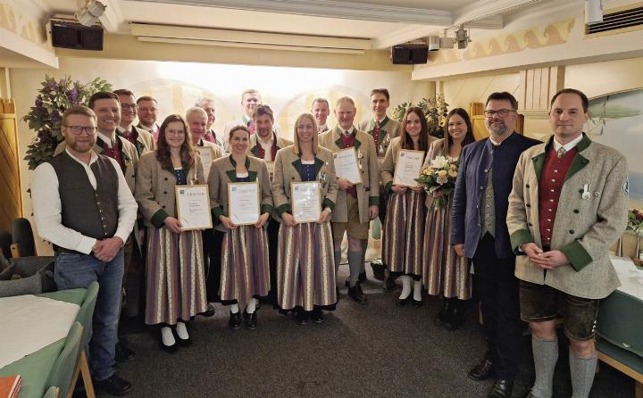 Geehrte Musikerinnen und Musiker mit Bürgermeister Franz Zach (2.v.r.). Foto: MV Öblarn