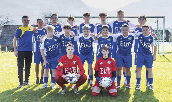 Die U16 der SG Gesäuse mit Trainer Marko Paurevic feierte im Spitzenspiel gegen FC Ausseerland einen 4:3-Sieg und geht nach dem Erfolg auch als Tabellenführer in die Winterpause. Foto: o.K.