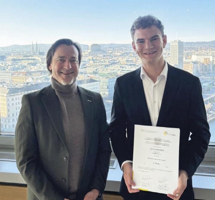 Betreuungslehrer Georg Frauscher-Emler und Julian Zefferer (re.) bei der Preisverleihung in Wien.
Foto: o.K. Betreuungslehrer Georg Frauscher-Emler und Julian Zefferer (re.) bei der Preisverleihung in Wien.
Foto: o.K.