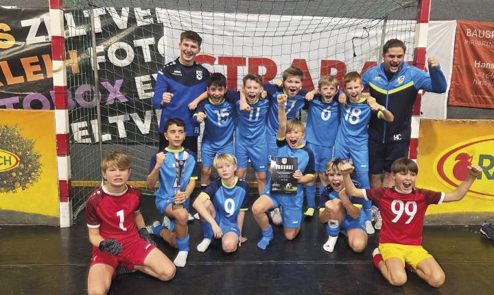 Die U11 der SG Aigen/Irdning mit dem Trainerteam Christoph Höflechner und Fabio Bachler holte sich zum dritten Mal in Folge den Turniersieg in der Puttererseehalle. Foto: o.K.