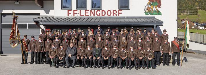 Im Zuge der Feierlichkeiten entstand auch ein aktuelles Mannschaftsfoto der FF Lengdorf. Foto: Christoph Greif