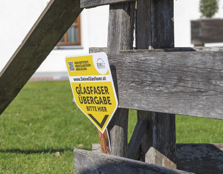 Mancherorts wartet man schon sehnsüchtig auf das schnelle Internet. Allein die Leitung zum Haus reicht dazu noch nicht – erst wenn das Netz durchgängig ist, kann das Glasfaserinternet genutzt werden.
Foto: Ennstaler Mancherorts wartet man schon sehnsüchtig auf das schnelle Internet. Allein die Leitung zum Haus reicht dazu noch nicht – erst wenn das Netz durchgängig ist, kann das Glasfaserinternet genutzt werden.
Foto: Ennstaler