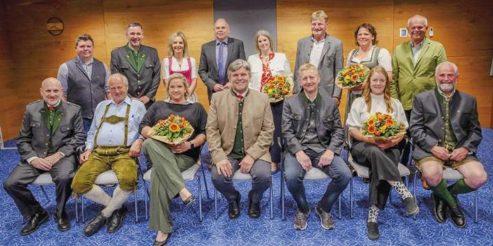 Bezirkshauptmann Nico Groger (4.v.l. hinten) und Bgm. Fritz Zefferer (4.v.l. vorne) mit dem neu konstituierten Gemeinderat. Foto: Gemeinde