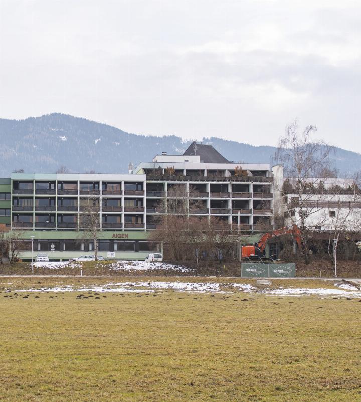 Über 30 Jahre wurden in der Berufsschule Aigen Gastro-Lehrlinge ausgebildet. In den nächsten beiden Jahren entstehen auf dem Areal insgesamt 146 Wohnungen, 86 davon als Hauptwohnsitz gewidmet.
Foto: Ennstaler