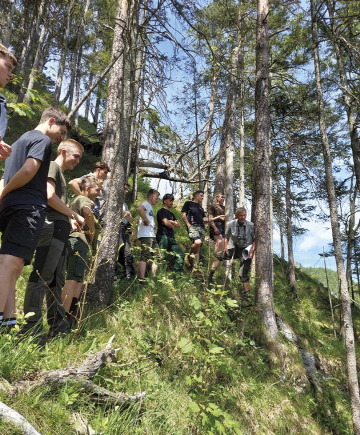 Exkursion in den Schutzwald mit einer Schülergruppe der Land- und Forstwirtschaftlichen Fachschule Grabnerhof. Foto: NUP Eisenwurzen