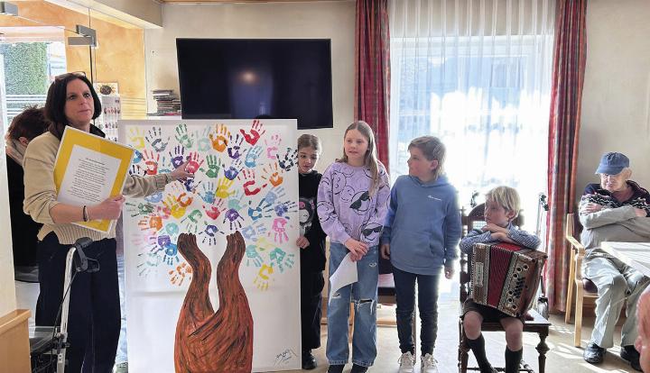 Freude schenken, Gemeinschaft stärken: Der Generationenbaum soll nicht nur Aufenthaltsräume aufpeppen, sondern eine Verbindung zwischen Menschen schaffen. Foto: VS St. Martin