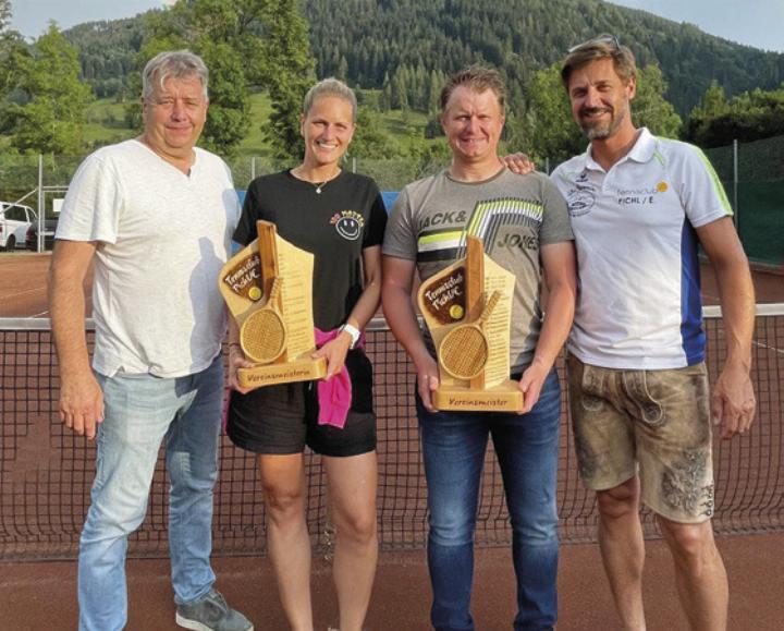 Finanzstadtrat Fredi Trinker (links) und Obmann Michael Perner (rechts) mit den Vereinsmeistern Ines Neureiter und Thomas Gründbichler. Foto: TC Pichl