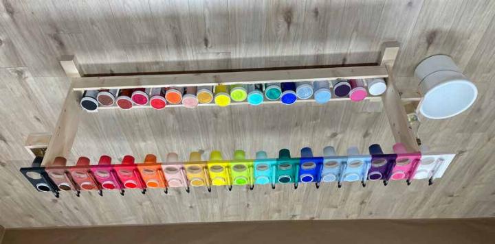Mit bunten Farben seiner eigenen Spur folgen, ohne Vorgabe, ohne Bewertung: Im Malort in Gröbming kann sich jeder Mensch künstlerisch frei entwickeln.