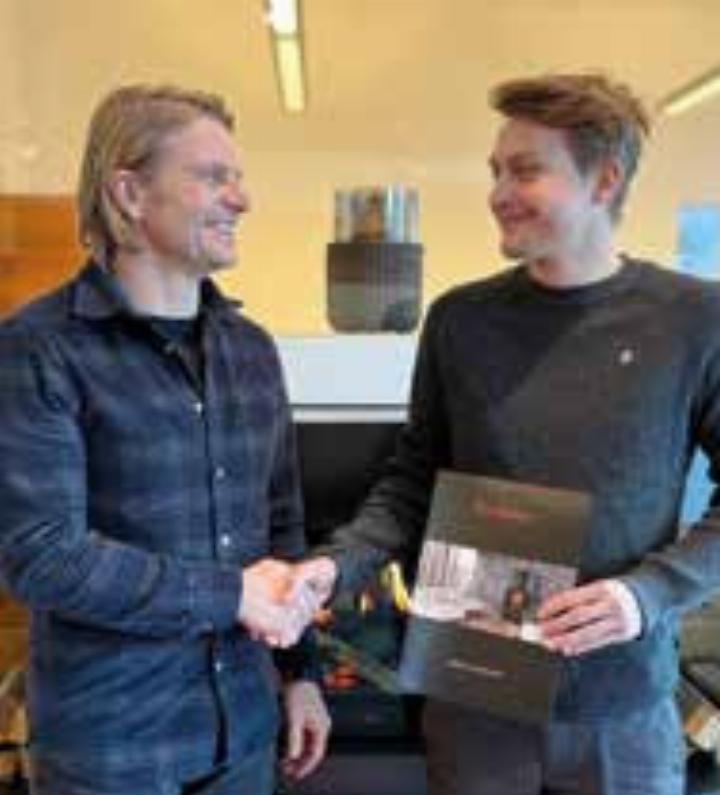 Geschäftsführer Christian Gerharter dankt Erwin Spieler für seinen loyalen Einsatz. Foto: Wieser