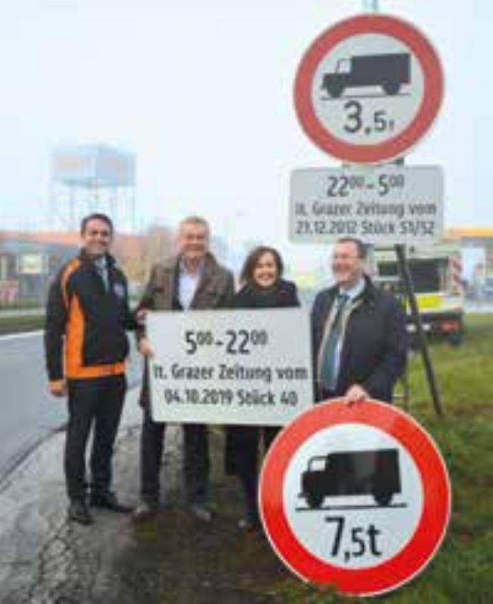 Fröhliche Gesichter beim Anbringen der Beschilderung für das LKW-Fahrverbot im Oktober 2019, damals unter Bezirkshauptmann Josef Dick (re). Nun ist das Verbot aufgehoben worden.