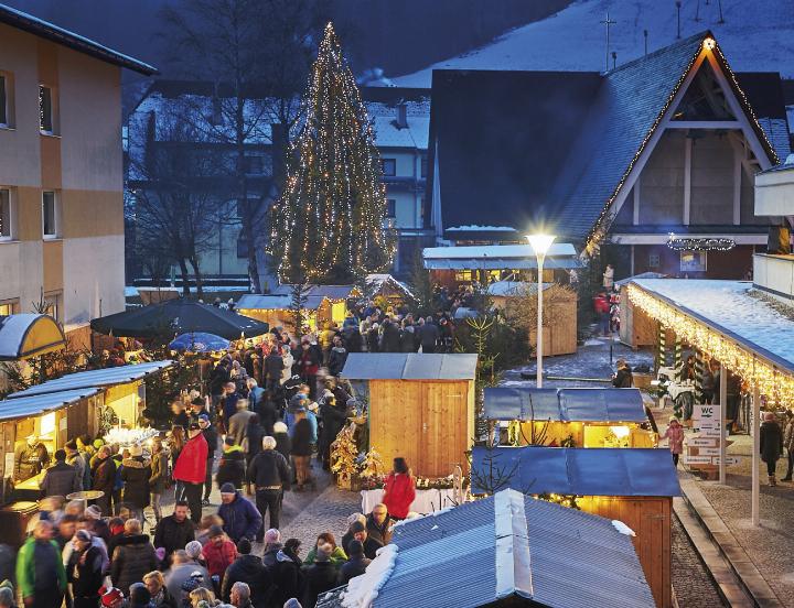 Hell erleuchtet und feierlich geschmückt präsentiert sich der Dorfplatz in Weißenbach zum Adventmarkt am 30. November und  1. Dezember. 
Foto: Birgit Steinberger