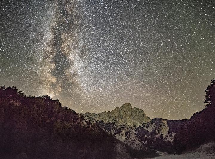 Europas Nachthimmel wird immer heller. Das künstliche Licht sei ein Eingriff in die biologische Uhr von Lebewesen, sagt Astrophysiker Stefan Wallner. Das Lichtschutzgebiet im Gesäuse setzt einen Gegentrend.