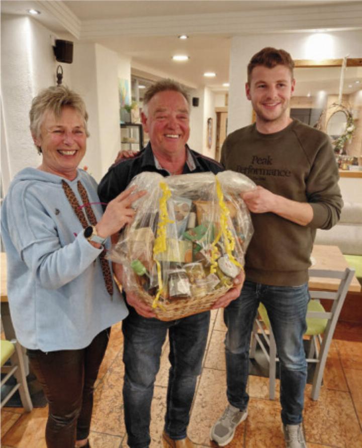 Seniorenring-Obfrau Hannelore Huber (links) mit Sieger Franz Gölz und „Stoderstüberl“-Wirt und FPÖ-Gemeinderat Andreas Spanberger. 
Foto: FPÖ