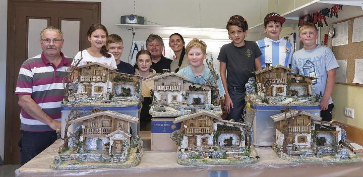 Nicht nur Erwachsene lernen die Kunst des Krippenbaus. Der Verein bietet auch spezielle Kurse für Kinder. 
Foto: Krippenverein/Gerald Gerhardter