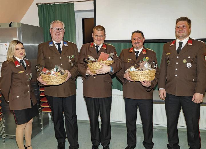 Die neue Stellvertreterin Anna-Maria Kern, Werner Zelzer, Rupert Bindlechner, Johann Hofer sowie der neue Kommandant Gregor Brettschuh.

Foto: FF Unterburg