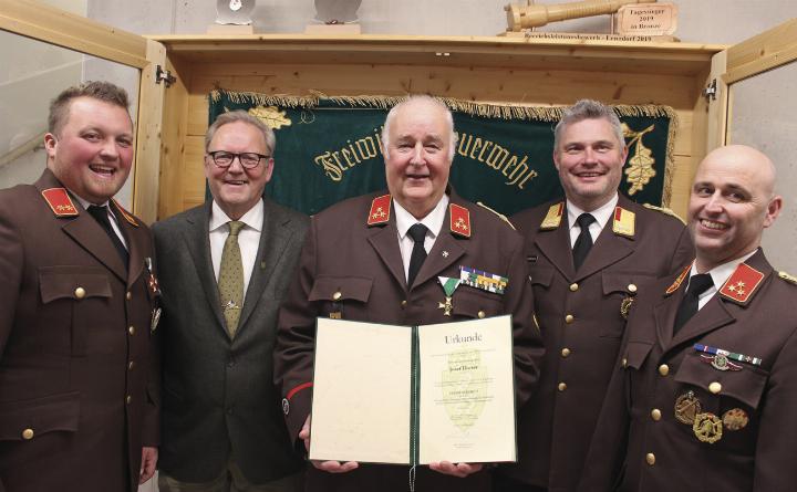 Andreas Reiter, Bürgermeister Franz Danklmaier, Ehrenhauptbrandinspektor Josef Dorrer, Benjamin Schachner und Josef Dorrer jun. (von links) bei der Überreichung des Goldenen Verdienstkreuzes an Josef Dorrer. Foto: FF Aich