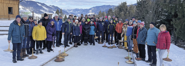 Seit 30 Jahren duellieren sich der Seniorenbund Haus und Aich-Assach auf der Eisbahn.